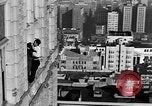 Standbild Leute essen Äpfel zu helfen Arbeitslosen Erzeuger San Francisco California USA, 1931, aus Sekunde 55 historischem Filmmaterial Videoclip 65675055145