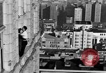 Standbild Leute essen Äpfel zu helfen Arbeitslosen Erzeuger San Francisco California USA, 1931, aus Sekunde 56 historischem Filmmaterial Videoclip 65675055145