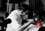 Standbild Leute essen Äpfel zu helfen Arbeitslosen Erzeuger San Francisco California USA, 1931, aus Sekunde 57 historischem Filmmaterial Videoclip 65675055145