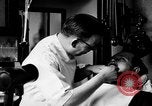Standbild Leute essen Äpfel zu helfen Arbeitslosen Erzeuger San Francisco California USA, 1931, aus Sekunde 58 historischem Filmmaterial Videoclip 65675055145