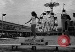 Standbild Grayce Reilly gekrönte "Miss Venus" Moderne Coney Island New York USA, 1939, aus Sekunde 15 historischem Filmmaterial Videoclip 65675055163