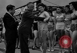 Standbild Grayce Reilly gekrönte "Miss Venus" Moderne Coney Island New York USA, 1939, aus Sekunde 44 historischem Filmmaterial Videoclip 65675055163