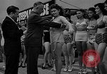 Standbild Grayce Reilly gekrönte "Miss Venus" Moderne Coney Island New York USA, 1939, aus Sekunde 45 historischem Filmmaterial Videoclip 65675055163