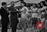 Standbild Grayce Reilly gekrönte "Miss Venus" Moderne Coney Island New York USA, 1939, aus Sekunde 48 historischem Filmmaterial Videoclip 65675055163