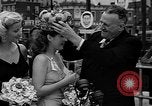 Standbild Grayce Reilly gekrönte "Miss Venus" Moderne Coney Island New York USA, 1939, aus Sekunde 54 historischem Filmmaterial Videoclip 65675055163