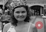 Standbild Grayce Reilly gekrönte "Miss Venus" Moderne Coney Island New York USA, 1939, aus Sekunde 56 historischem Filmmaterial Videoclip 65675055163