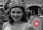 Standbild Grayce Reilly gekrönte "Miss Venus" Moderne Coney Island New York USA, 1939, aus Sekunde 58 historischem Filmmaterial Videoclip 65675055163