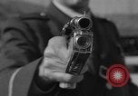 Immagine di Combinazione di revolver movie camera United States USA, 1935, secondo 3 filmato di repertorio 65675055177