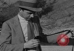 Immagine di Combinazione di revolver movie camera United States USA, 1935, secondo 21 filmato di repertorio 65675055177