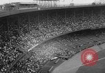 Standbild pro Fußballspiel 1960 Eagles gegen Browns Cleveland Ohio USA, 1960, aus Sekunde 7 historischem Filmmaterial Videoclip 65675055184