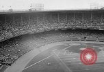 Standbild pro Fußballspiel 1960 Eagles gegen Browns Cleveland Ohio USA, 1960, aus Sekunde 10 historischem Filmmaterial Videoclip 65675055184