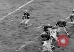 Standbild pro Fußballspiel 1960 Eagles gegen Browns Cleveland Ohio USA, 1960, aus Sekunde 13 historischem Filmmaterial Videoclip 65675055184