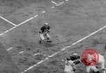 Standbild pro Fußballspiel 1960 Eagles gegen Browns Cleveland Ohio USA, 1960, aus Sekunde 15 historischem Filmmaterial Videoclip 65675055184
