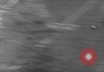 Standbild pro Fußballspiel 1960 Eagles gegen Browns Cleveland Ohio USA, 1960, aus Sekunde 17 historischem Filmmaterial Videoclip 65675055184