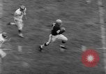 Standbild pro Fußballspiel 1960 Eagles gegen Browns Cleveland Ohio USA, 1960, aus Sekunde 20 historischem Filmmaterial Videoclip 65675055184
