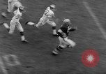 Standbild pro Fußballspiel 1960 Eagles gegen Browns Cleveland Ohio USA, 1960, aus Sekunde 22 historischem Filmmaterial Videoclip 65675055184