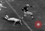 Standbild pro Fußballspiel 1960 Eagles gegen Browns Cleveland Ohio USA, 1960, aus Sekunde 23 historischem Filmmaterial Videoclip 65675055184