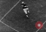 Standbild pro Fußballspiel 1960 Eagles gegen Browns Cleveland Ohio USA, 1960, aus Sekunde 26 historischem Filmmaterial Videoclip 65675055184