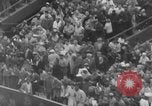 Standbild pro Fußballspiel 1960 Eagles gegen Browns Cleveland Ohio USA, 1960, aus Sekunde 28 historischem Filmmaterial Videoclip 65675055184