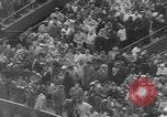 Standbild pro Fußballspiel 1960 Eagles gegen Browns Cleveland Ohio USA, 1960, aus Sekunde 29 historischem Filmmaterial Videoclip 65675055184