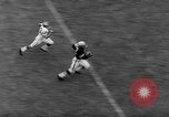 Standbild pro Fußballspiel 1960 Eagles gegen Browns Cleveland Ohio USA, 1960, aus Sekunde 39 historischem Filmmaterial Videoclip 65675055184