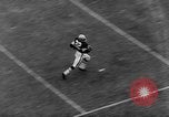 Standbild pro Fußballspiel 1960 Eagles gegen Browns Cleveland Ohio USA, 1960, aus Sekunde 41 historischem Filmmaterial Videoclip 65675055184