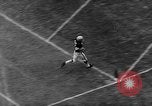 Standbild pro Fußballspiel 1960 Eagles gegen Browns Cleveland Ohio USA, 1960, aus Sekunde 42 historischem Filmmaterial Videoclip 65675055184