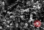 Standbild pro Fußballspiel 1960 Eagles gegen Browns Cleveland Ohio USA, 1960, aus Sekunde 47 historischem Filmmaterial Videoclip 65675055184