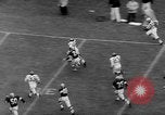 Standbild pro Fußballspiel 1960 Eagles gegen Browns Cleveland Ohio USA, 1960, aus Sekunde 56 historischem Filmmaterial Videoclip 65675055184