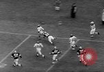 Standbild pro Fußballspiel 1960 Eagles gegen Browns Cleveland Ohio USA, 1960, aus Sekunde 57 historischem Filmmaterial Videoclip 65675055184