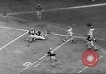 Standbild pro Fußballspiel 1960 Eagles gegen Browns Cleveland Ohio USA, 1960, aus Sekunde 59 historischem Filmmaterial Videoclip 65675055184