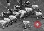 Standbild pro Fußballspiel 1960 Eagles gegen Browns Cleveland Ohio USA, 1960, aus Sekunde 61 historischem Filmmaterial Videoclip 65675055184