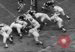 Standbild pro Fußballspiel 1960 Eagles gegen Browns Cleveland Ohio USA, 1960, aus Sekunde 62 historischem Filmmaterial Videoclip 65675055184