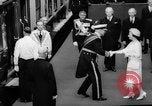 Immagine di Queen Elizabeth Londra Inghilterra Regno Unito, 1963, secondo 14 filmato di repertorio 65675055204