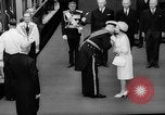 Immagine di Queen Elizabeth Londra Inghilterra Regno Unito, 1963, secondo 15 filmato di repertorio 65675055204