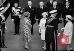 Immagine di Queen Elizabeth Londra Inghilterra Regno Unito, 1963, secondo 22 filmato di repertorio 65675055204
