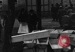 Immagine di Civili tedeschi seppelliscono le vittime Neunburg Germania, 1945, secondo 8 filmato di repertorio 65675055248