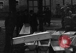 Immagine di Civili tedeschi seppelliscono le vittime Neunburg Germania, 1945, secondo 9 filmato di repertorio 65675055248