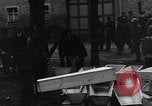 Immagine di Civili tedeschi seppelliscono le vittime Neunburg Germania, 1945, secondo 13 filmato di repertorio 65675055248