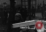 Immagine di Civili tedeschi seppelliscono le vittime Neunburg Germania, 1945, secondo 14 filmato di repertorio 65675055248
