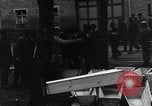 Immagine di Civili tedeschi seppelliscono le vittime Neunburg Germania, 1945, secondo 17 filmato di repertorio 65675055248