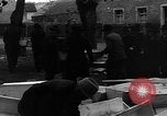 Immagine di Civili tedeschi seppelliscono le vittime Neunburg Germania, 1945, secondo 20 filmato di repertorio 65675055248