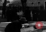 Immagine di Civili tedeschi seppelliscono le vittime Neunburg Germania, 1945, secondo 21 filmato di repertorio 65675055248