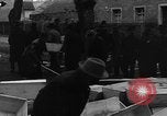 Immagine di Civili tedeschi seppelliscono le vittime Neunburg Germania, 1945, secondo 23 filmato di repertorio 65675055248