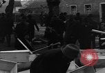 Immagine di Civili tedeschi seppelliscono le vittime Neunburg Germania, 1945, secondo 24 filmato di repertorio 65675055248
