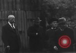 Immagine di Civili tedeschi seppelliscono le vittime Neunburg Germania, 1945, secondo 29 filmato di repertorio 65675055248