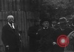 Immagine di Civili tedeschi seppelliscono le vittime Neunburg Germania, 1945, secondo 30 filmato di repertorio 65675055248