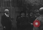 Immagine di Civili tedeschi seppelliscono le vittime Neunburg Germania, 1945, secondo 31 filmato di repertorio 65675055248