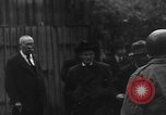 Immagine di Civili tedeschi seppelliscono le vittime Neunburg Germania, 1945, secondo 32 filmato di repertorio 65675055248