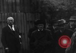 Immagine di Civili tedeschi seppelliscono le vittime Neunburg Germania, 1945, secondo 33 filmato di repertorio 65675055248